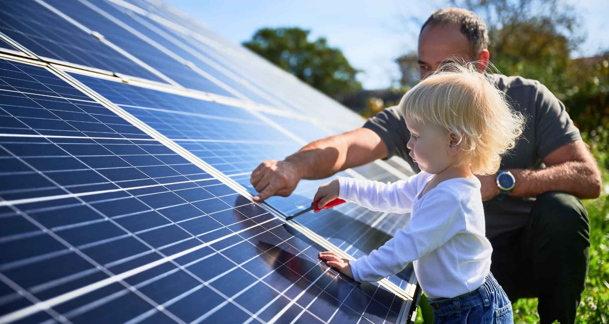 un papa qui montre à son fils un panneau solaire photovoltaïque