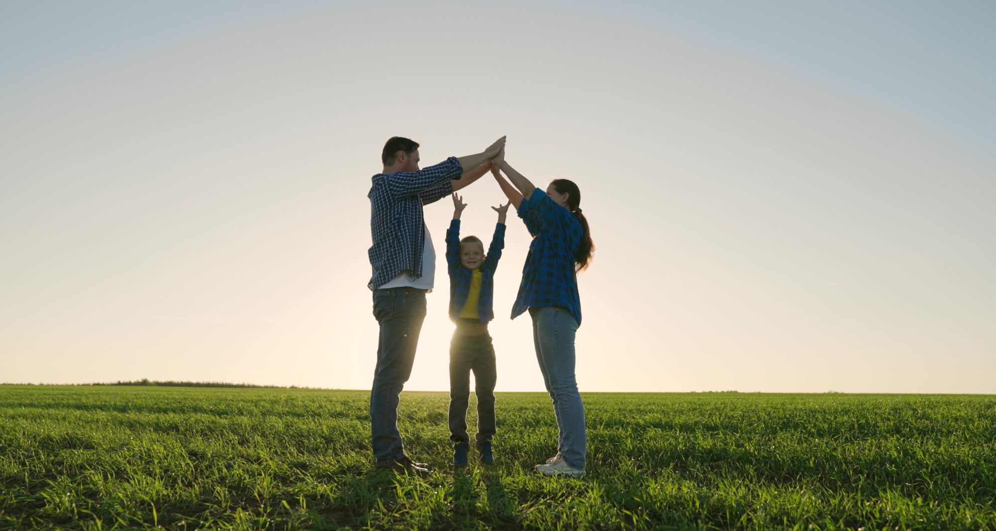 une famille qui se joint les mains - transition energetique