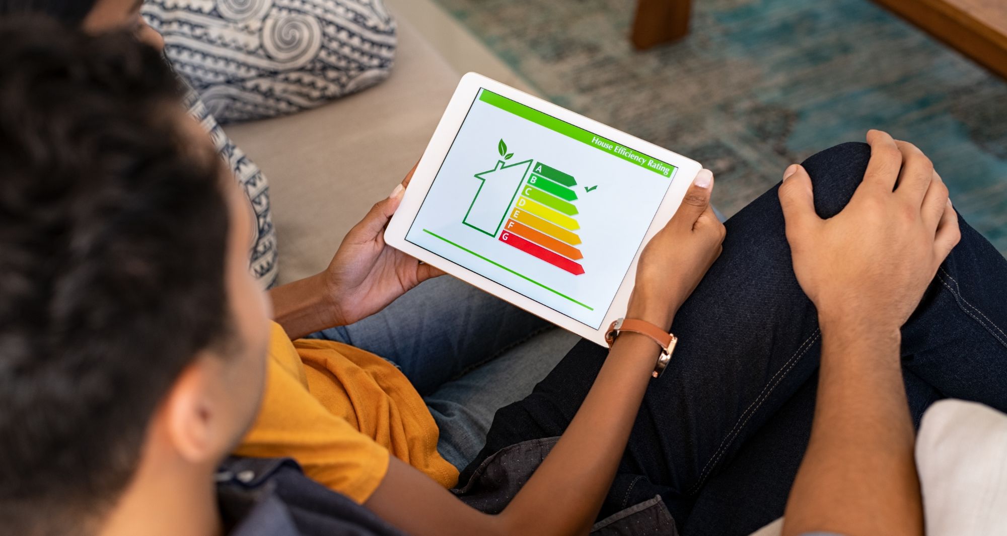 Vérification du diagnostic de performance énergétique d'une maison sur une tablette