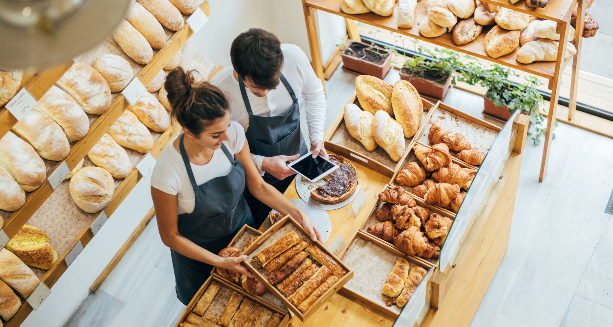 deux employés de boulangerie qui sont au comptoir - norme-electrique-commerce