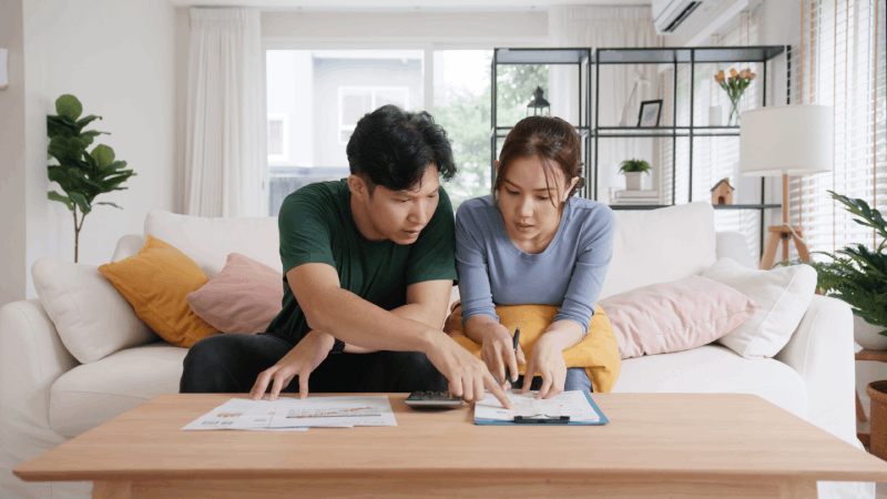Jeune couple qui regarde son contrat d'électricité
