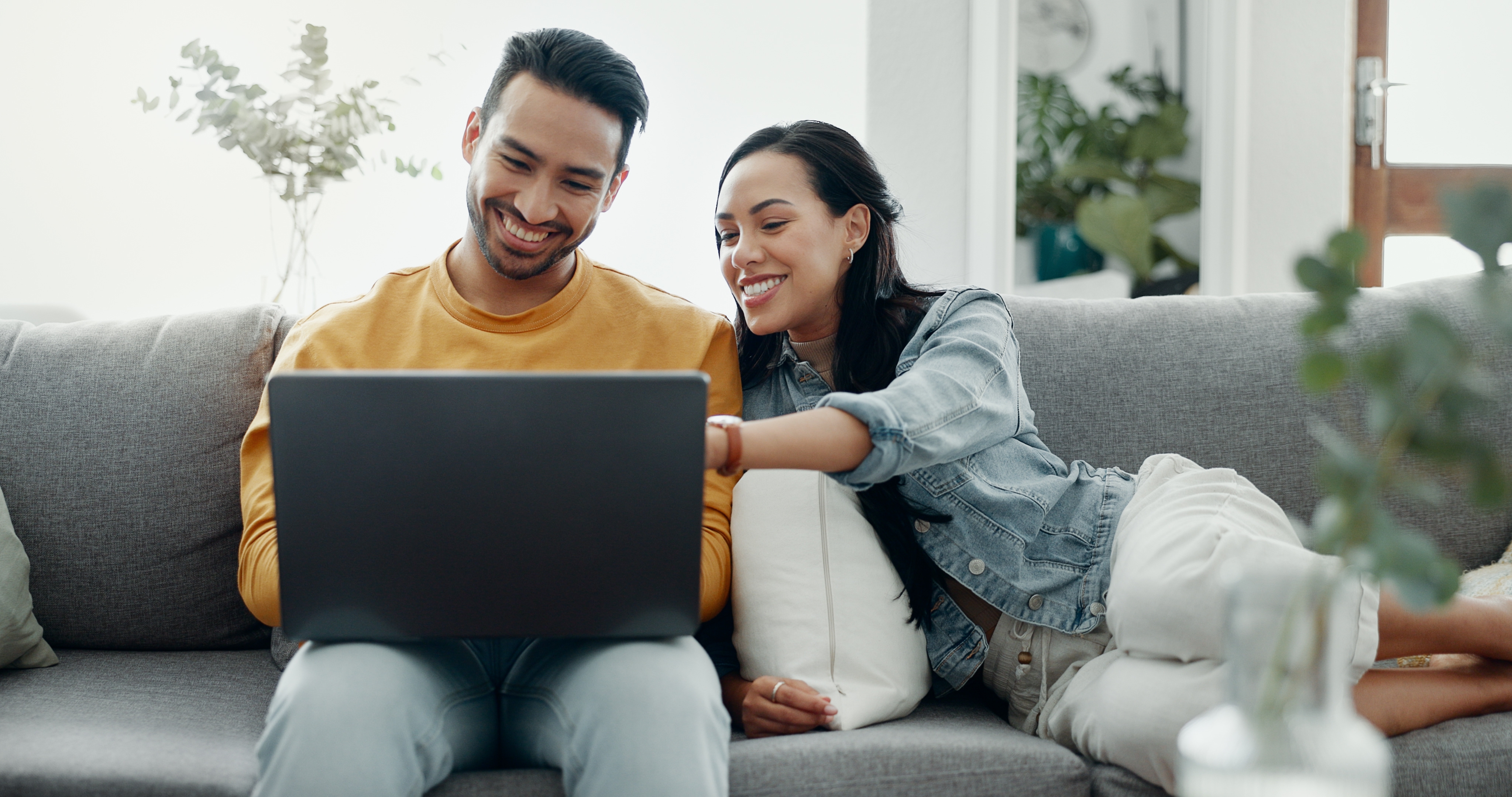 Utilisateurs analysant les tarifs du fournisseur d'électricité le moins cher sur un ordinateur portable